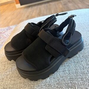 UGG Cady platform sandals in black suede and textile material size 8.5 NEW